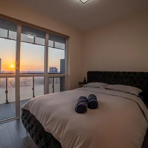 Luxury W/mesmerizing Sunset Views & Free Parking , Toronto Canada
