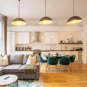 Three Bed With City View Shoreditch Perfect For Business Corporate By Belvilla , London United Kingdom